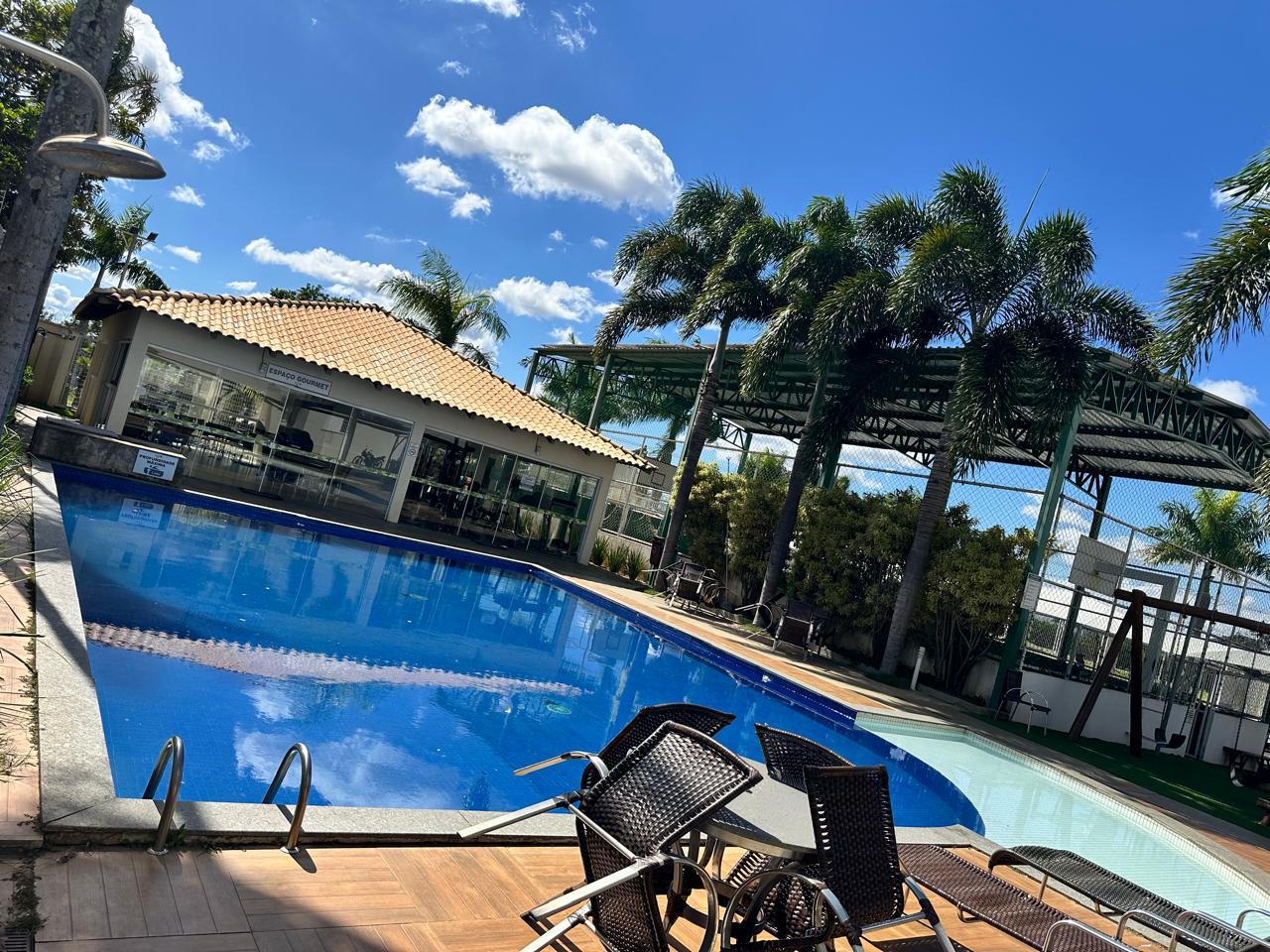 Área de lazer com piscina de condomínio Minha Casa Minha Vida em Uberlândia