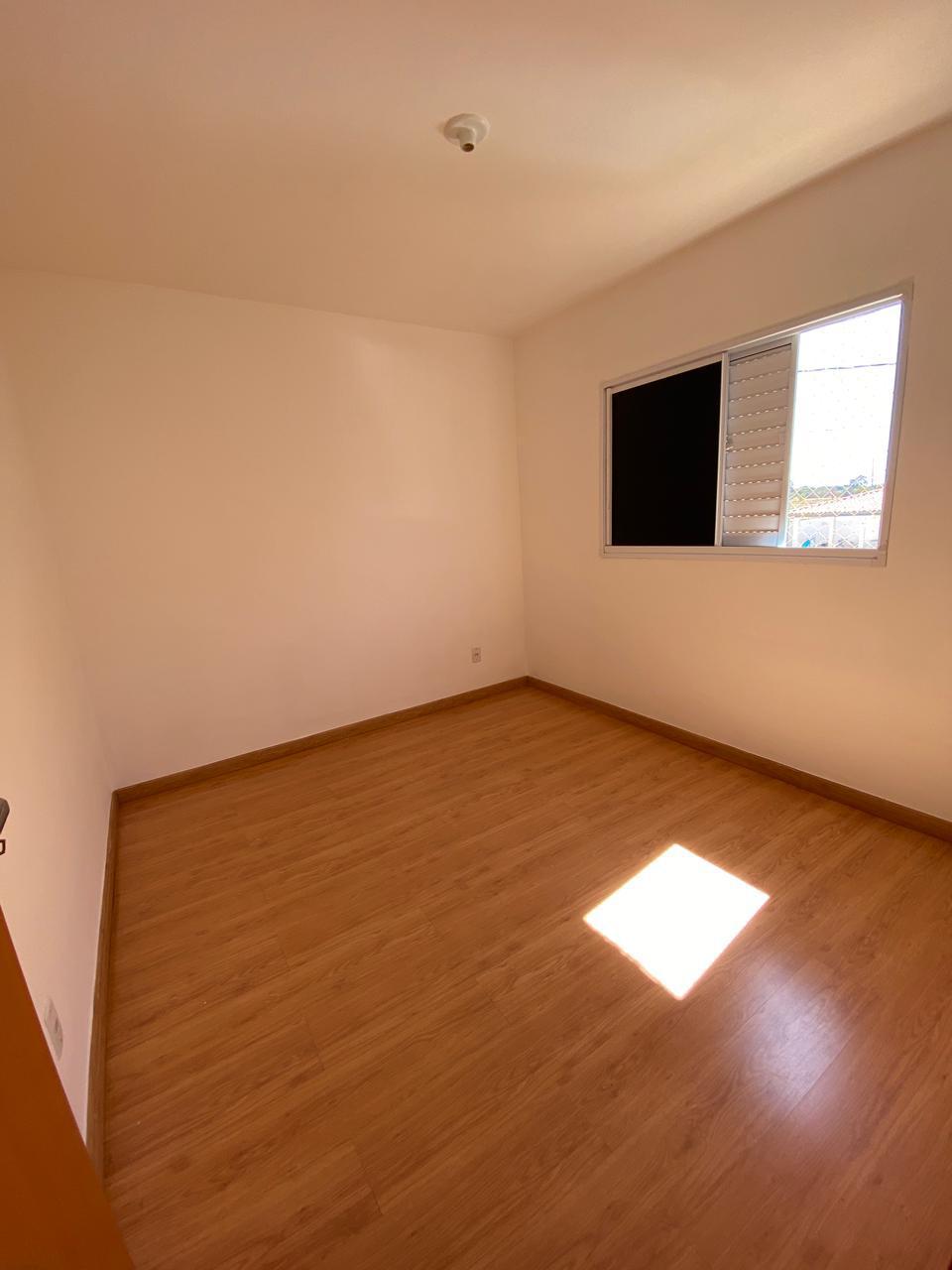 Quarto iluminado do apartamento